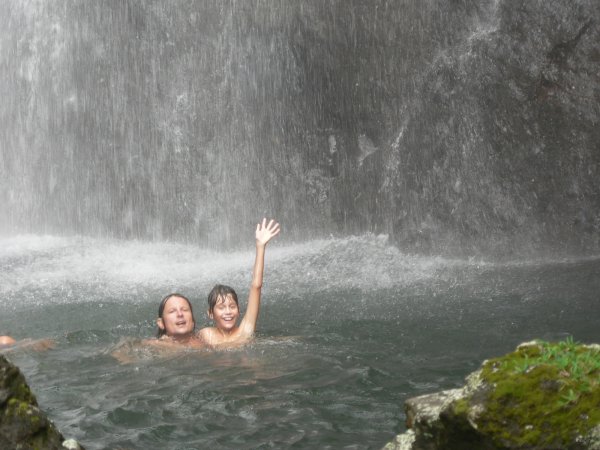 43- Pascal et Bastien dans la cascade 